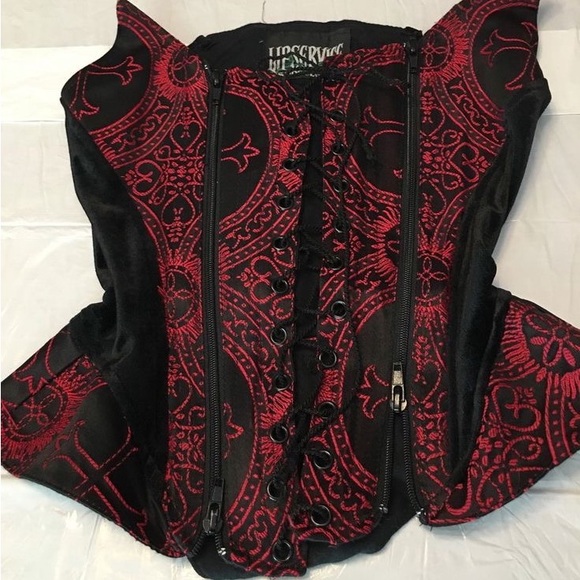 ISO VATICAN VIXEN EITHER BLACK OR RED